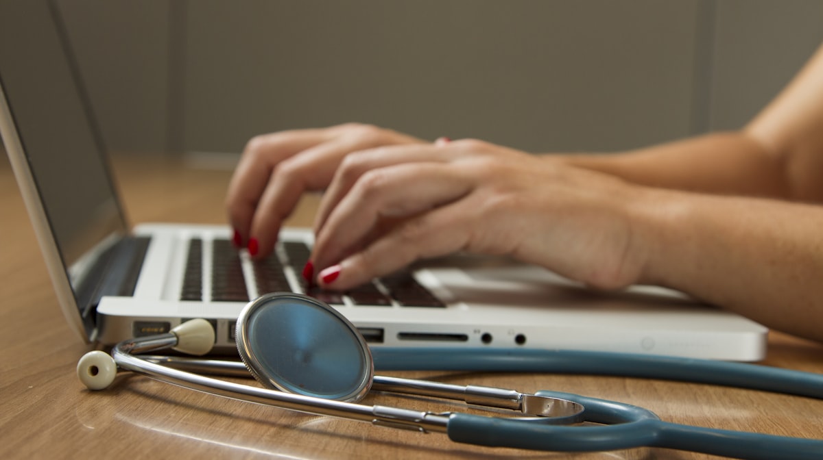 Intranet sur-mesure pour clinique et établissement de santé : protocoles, plannings, qualité et communication Intranet sur-mesure pour clinique et établissement de santé : protocoles, plannings, qualité et communication